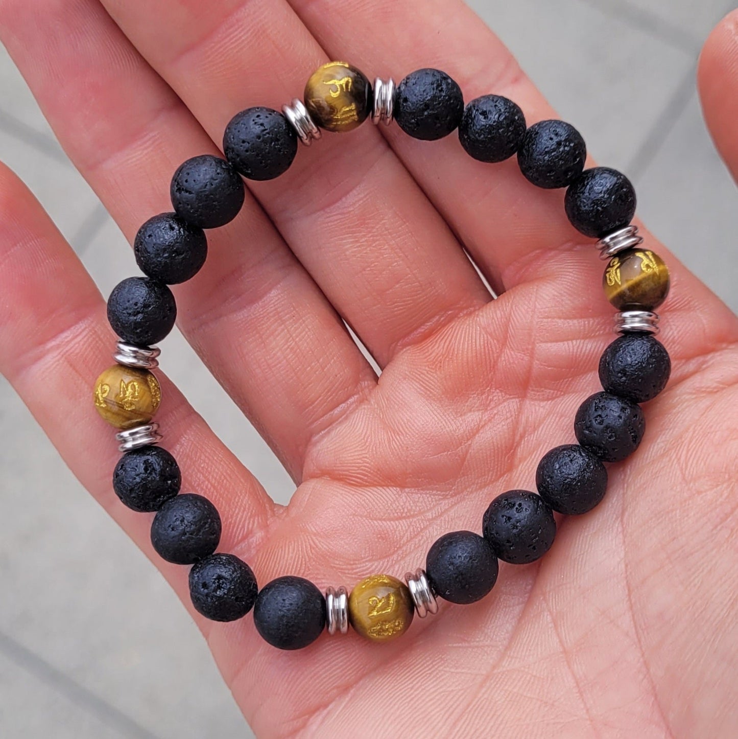 Bracelet Pierre de lave avec oeil de tigre gravé Créa'Clo