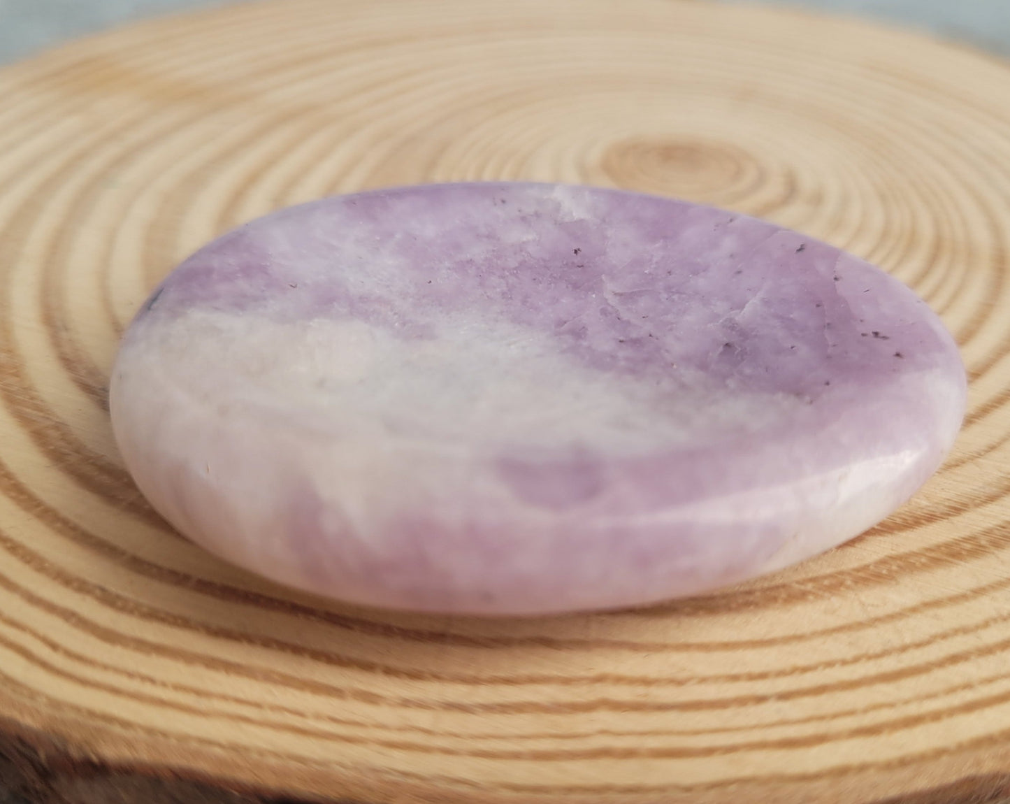 Galet anti-stress en Lépidolite CréaClo