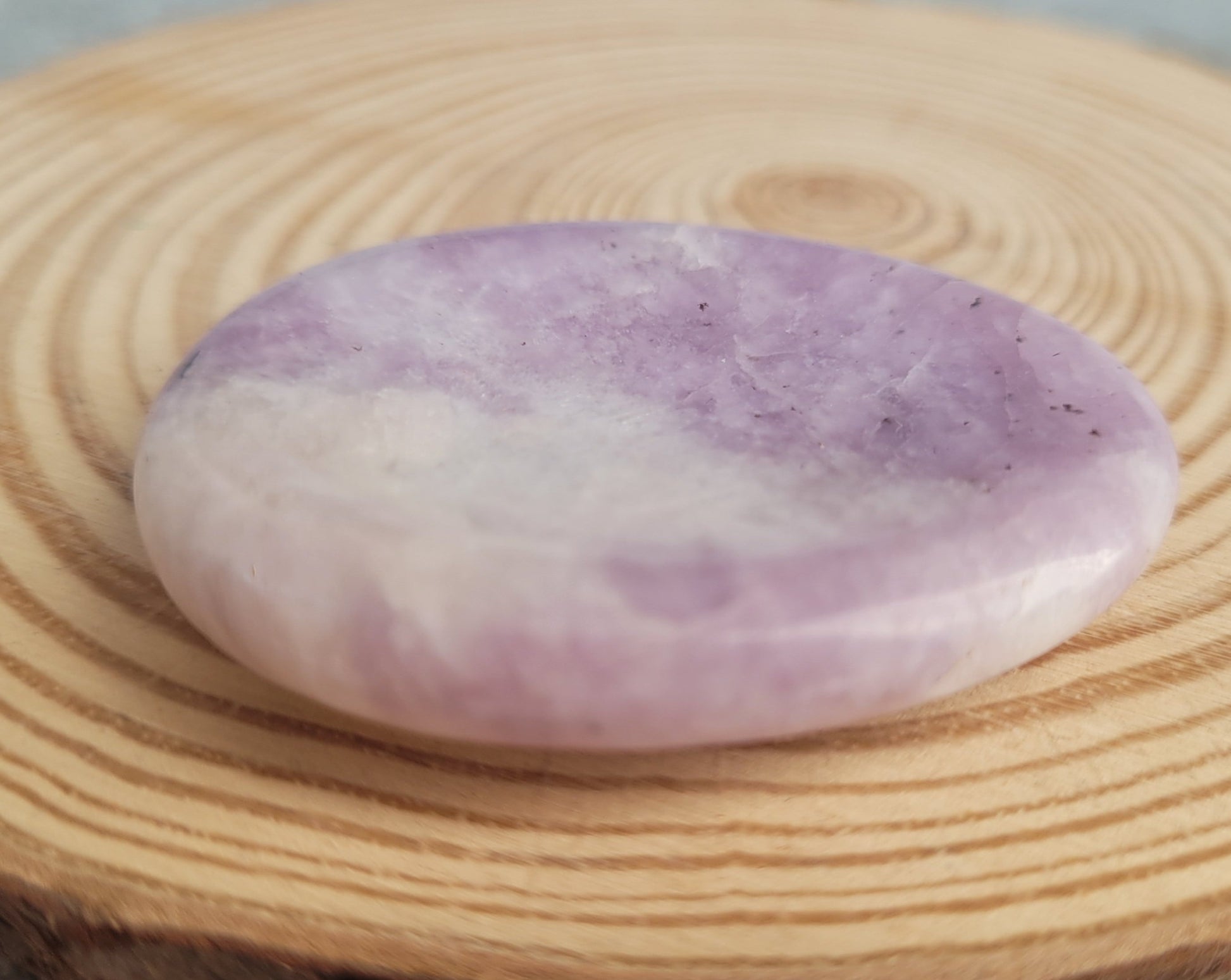 Galet anti-stress en Lépidolite CréaClo